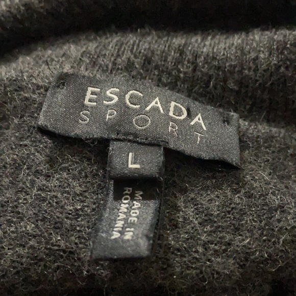 Escada - Picture 5 of 9